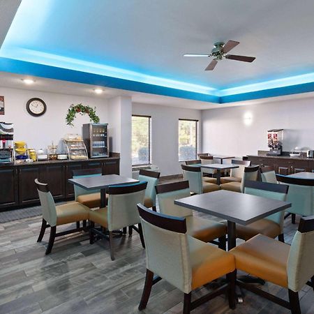 Hotel Baymont By Wyndham Creedmoor Extérieur photo