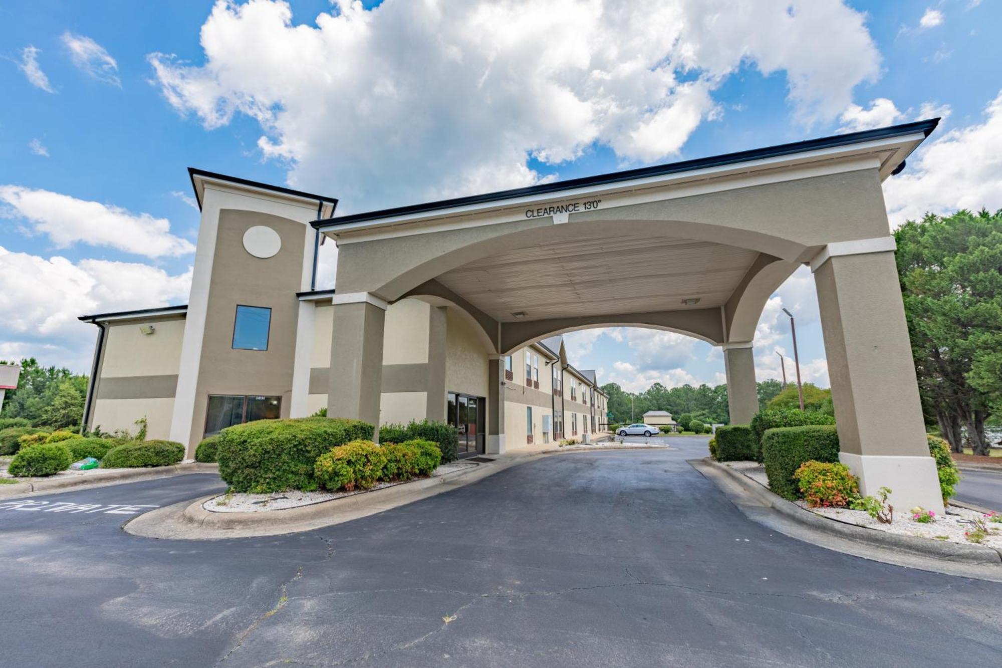 Hotel Baymont By Wyndham Creedmoor Extérieur photo