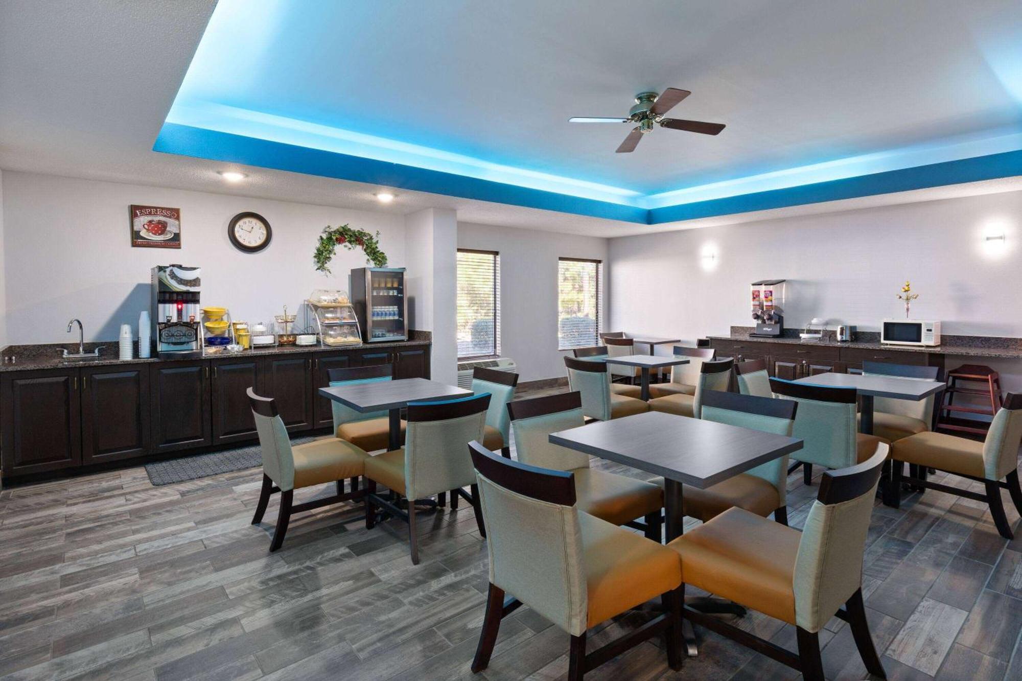 Hotel Baymont By Wyndham Creedmoor Extérieur photo