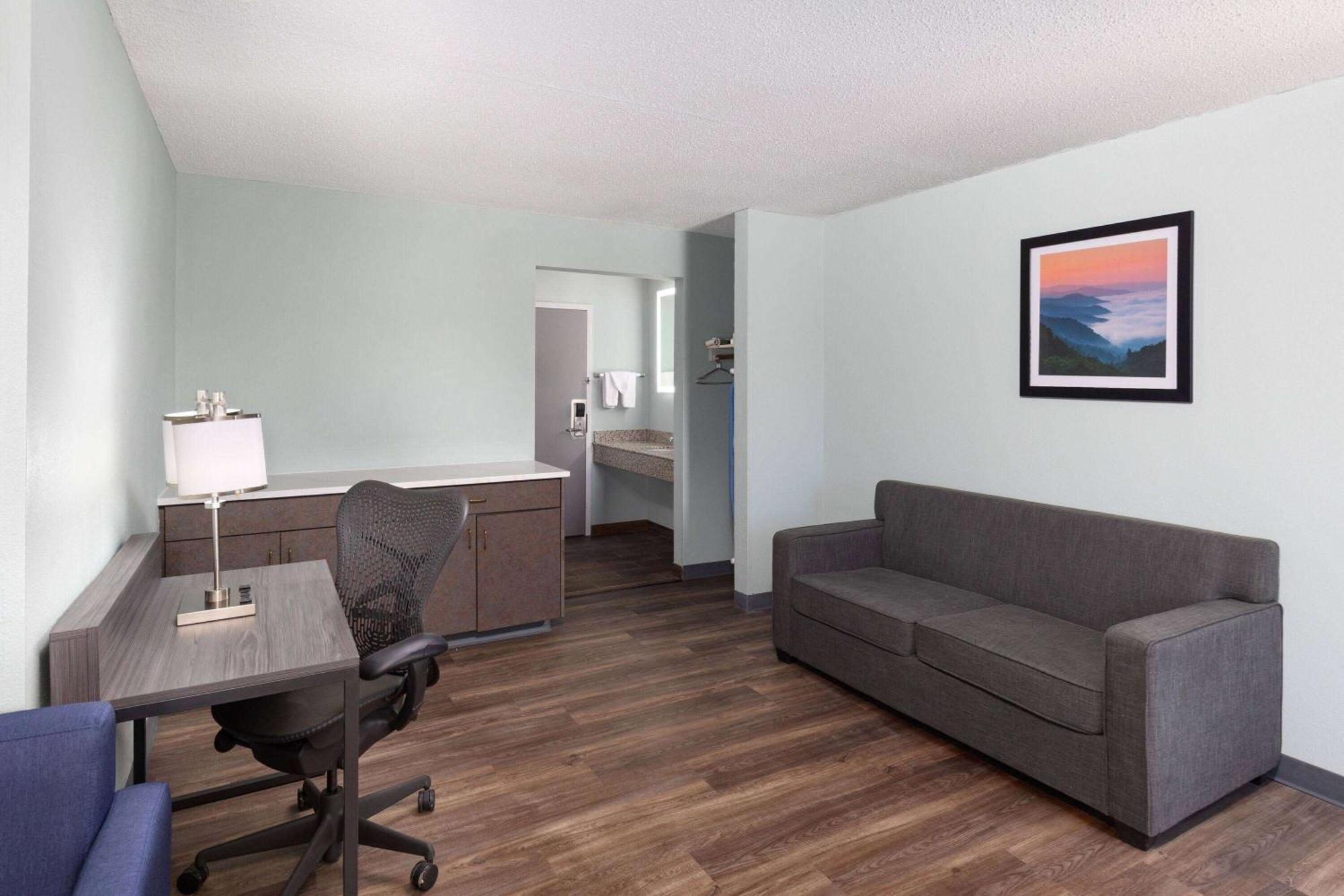 Hotel Baymont By Wyndham Creedmoor Extérieur photo