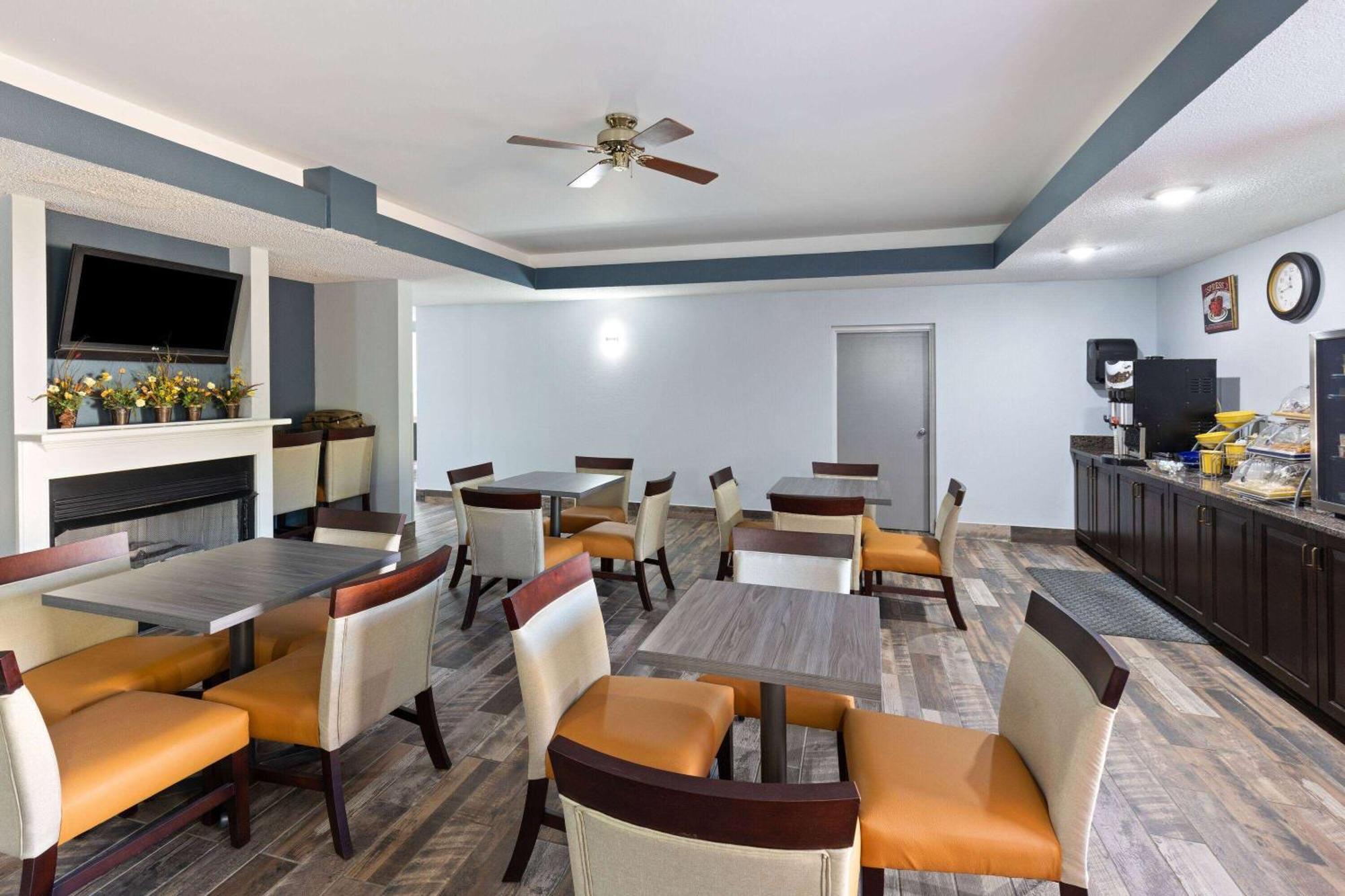 Hotel Baymont By Wyndham Creedmoor Extérieur photo