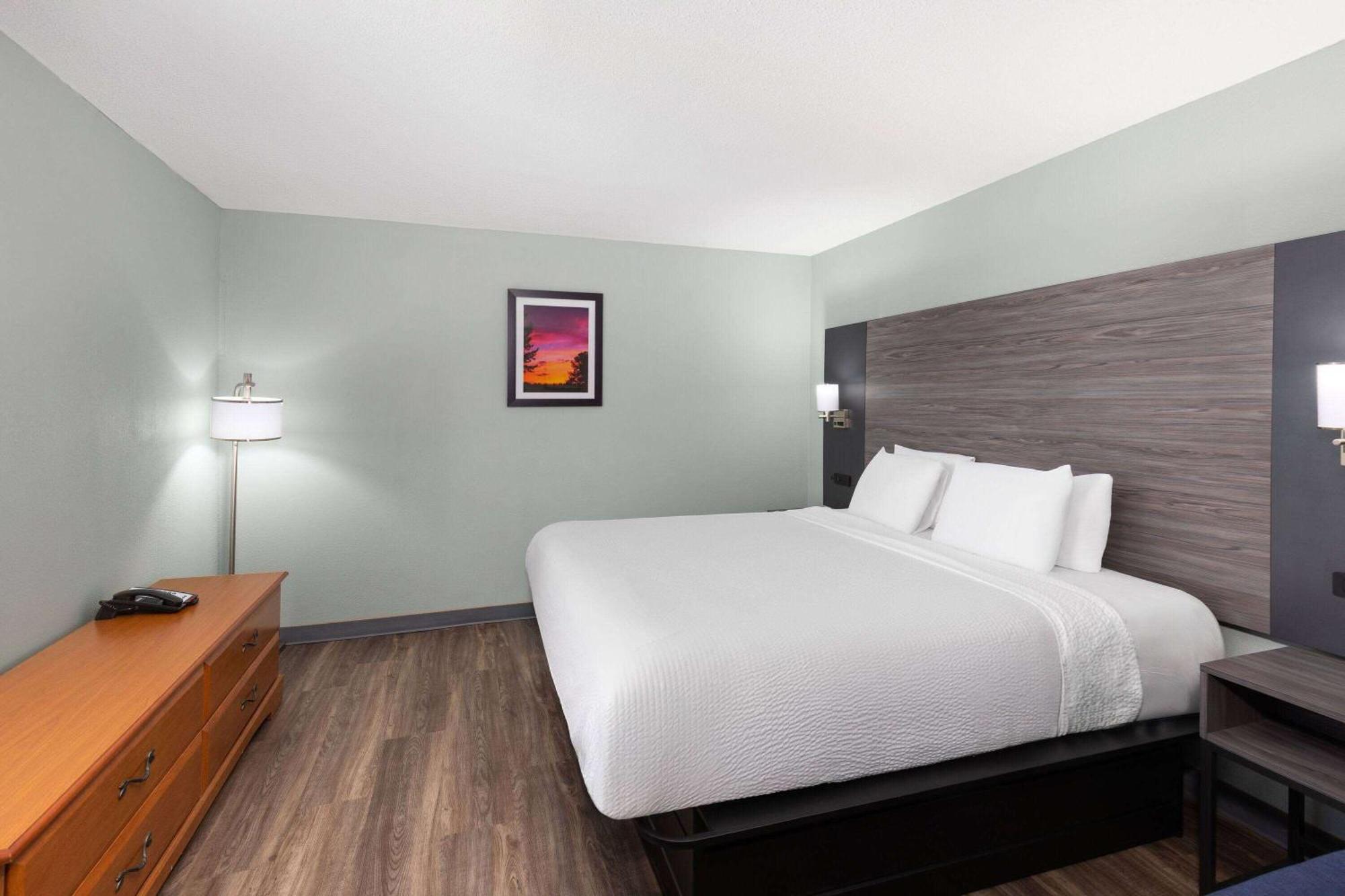 Hotel Baymont By Wyndham Creedmoor Extérieur photo