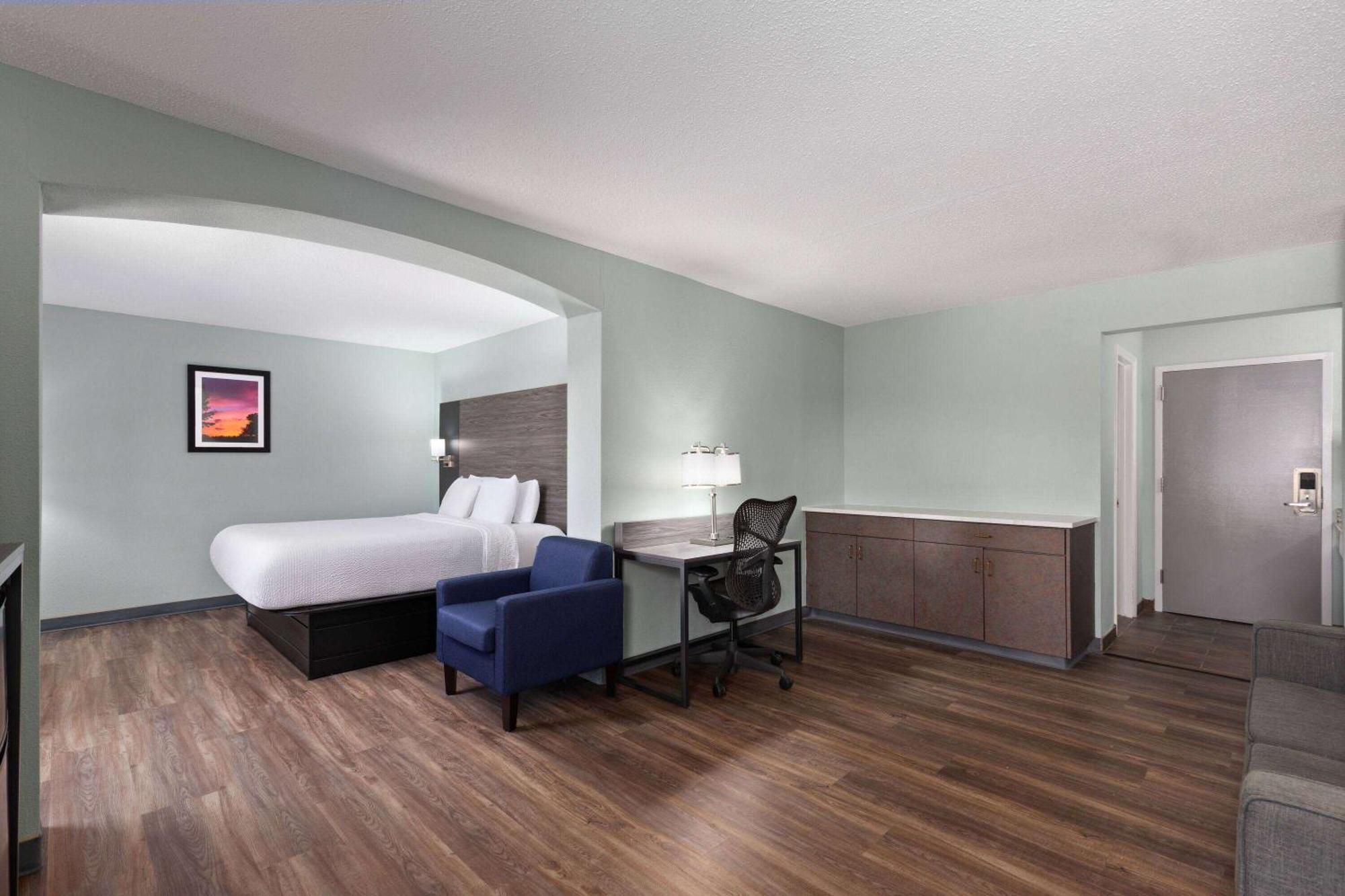 Hotel Baymont By Wyndham Creedmoor Extérieur photo