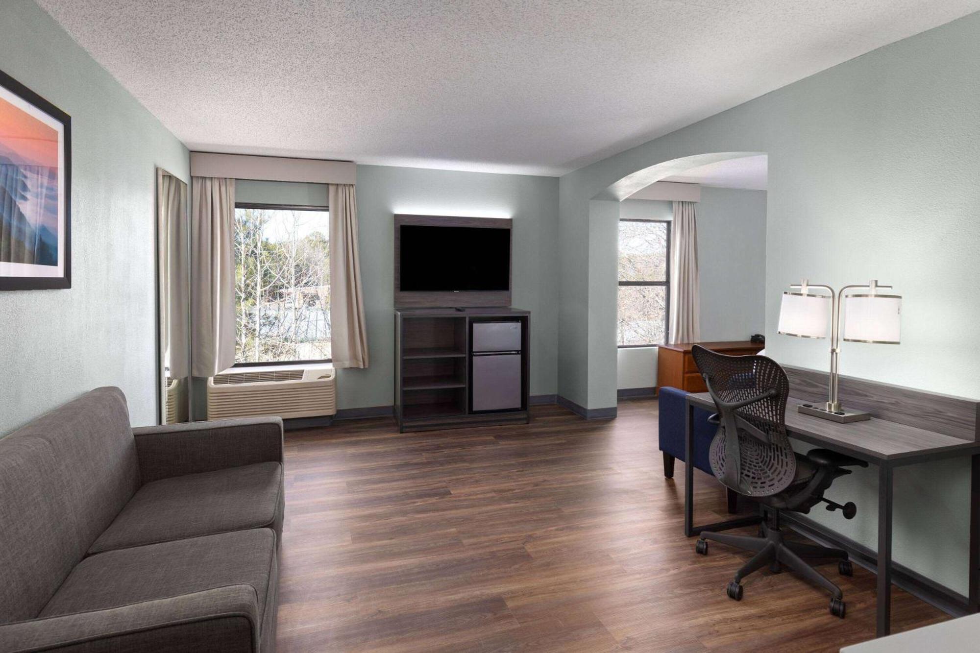 Hotel Baymont By Wyndham Creedmoor Extérieur photo