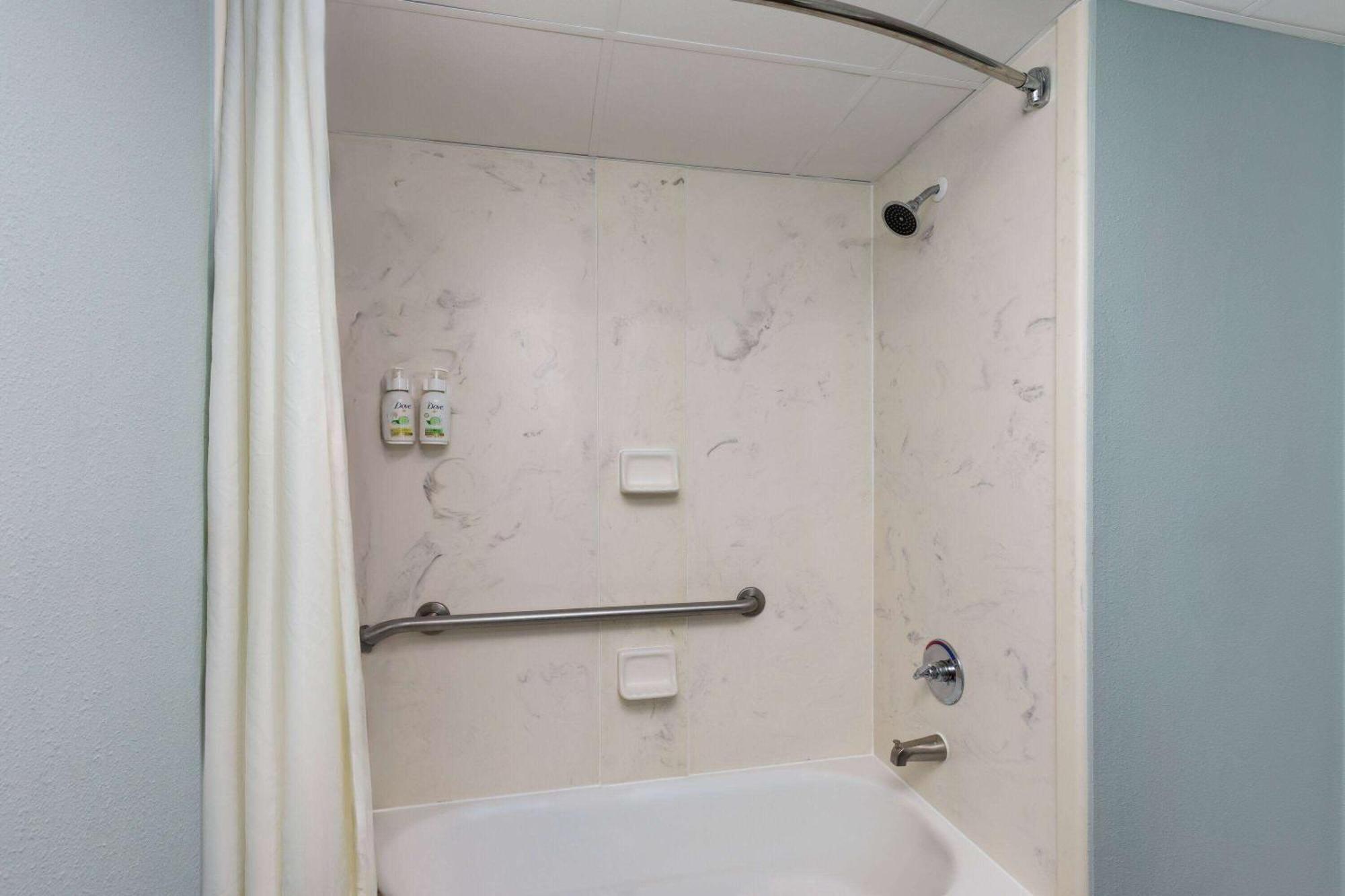 Hotel Baymont By Wyndham Creedmoor Extérieur photo