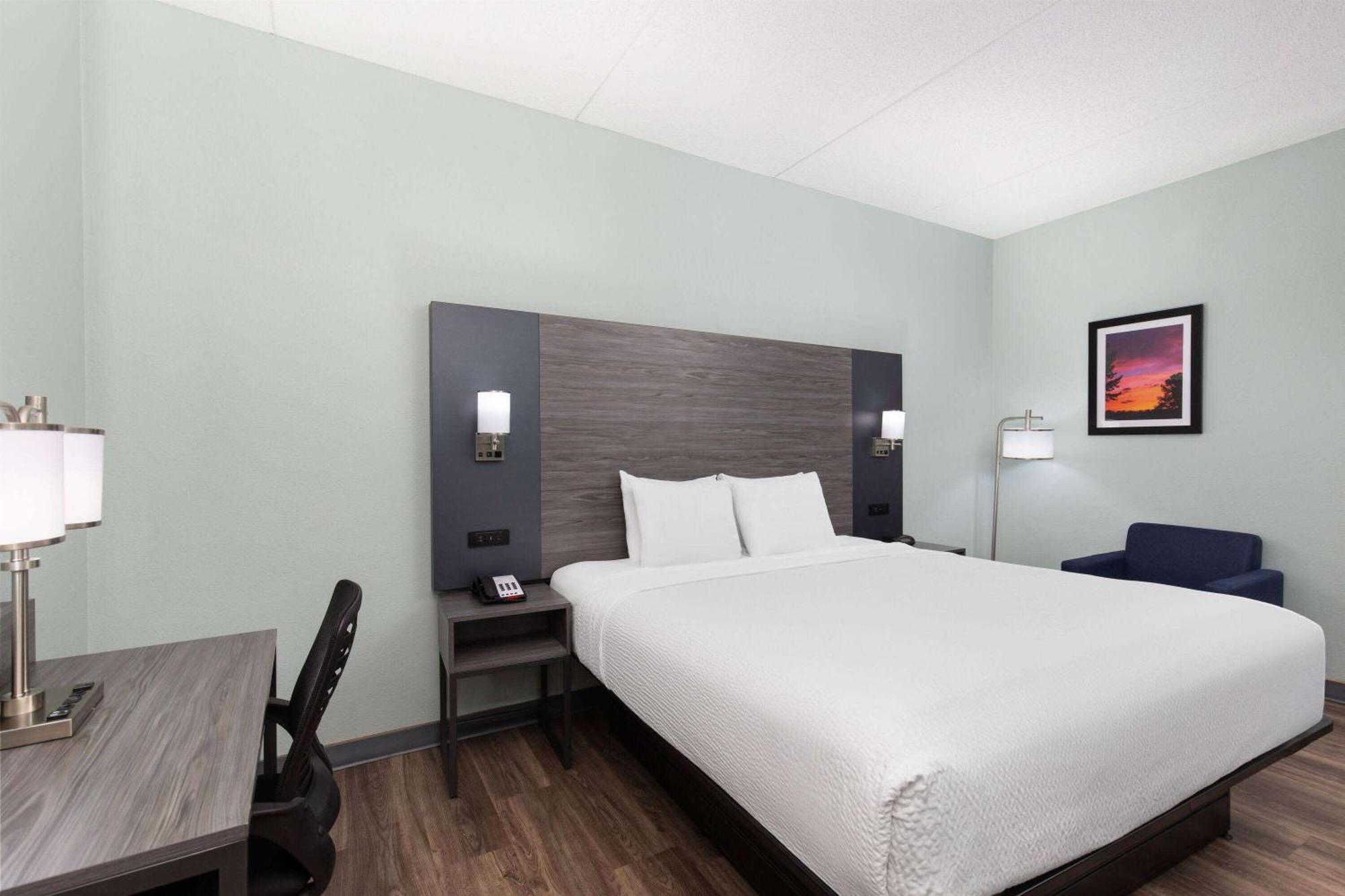 Hotel Baymont By Wyndham Creedmoor Extérieur photo