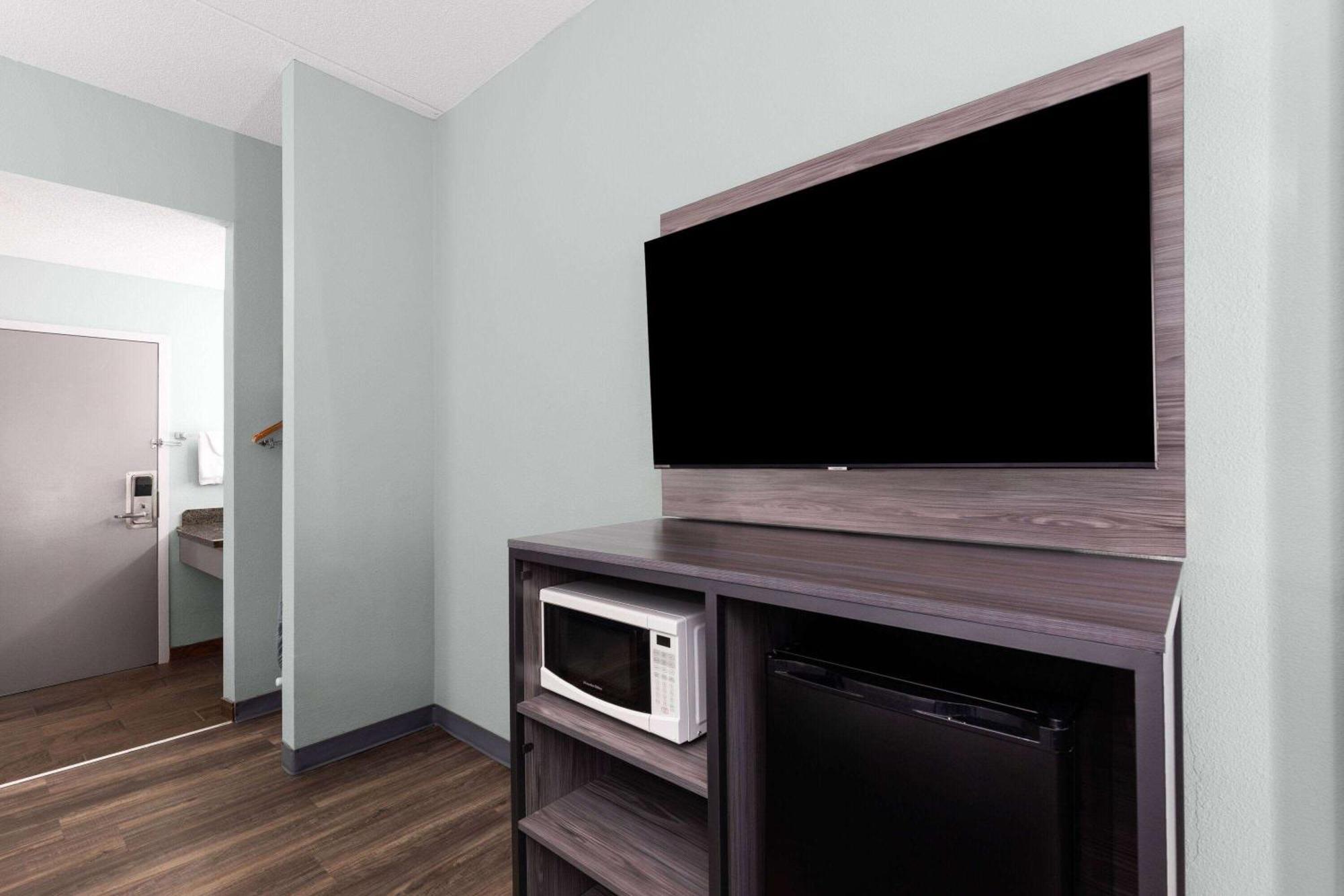 Hotel Baymont By Wyndham Creedmoor Extérieur photo