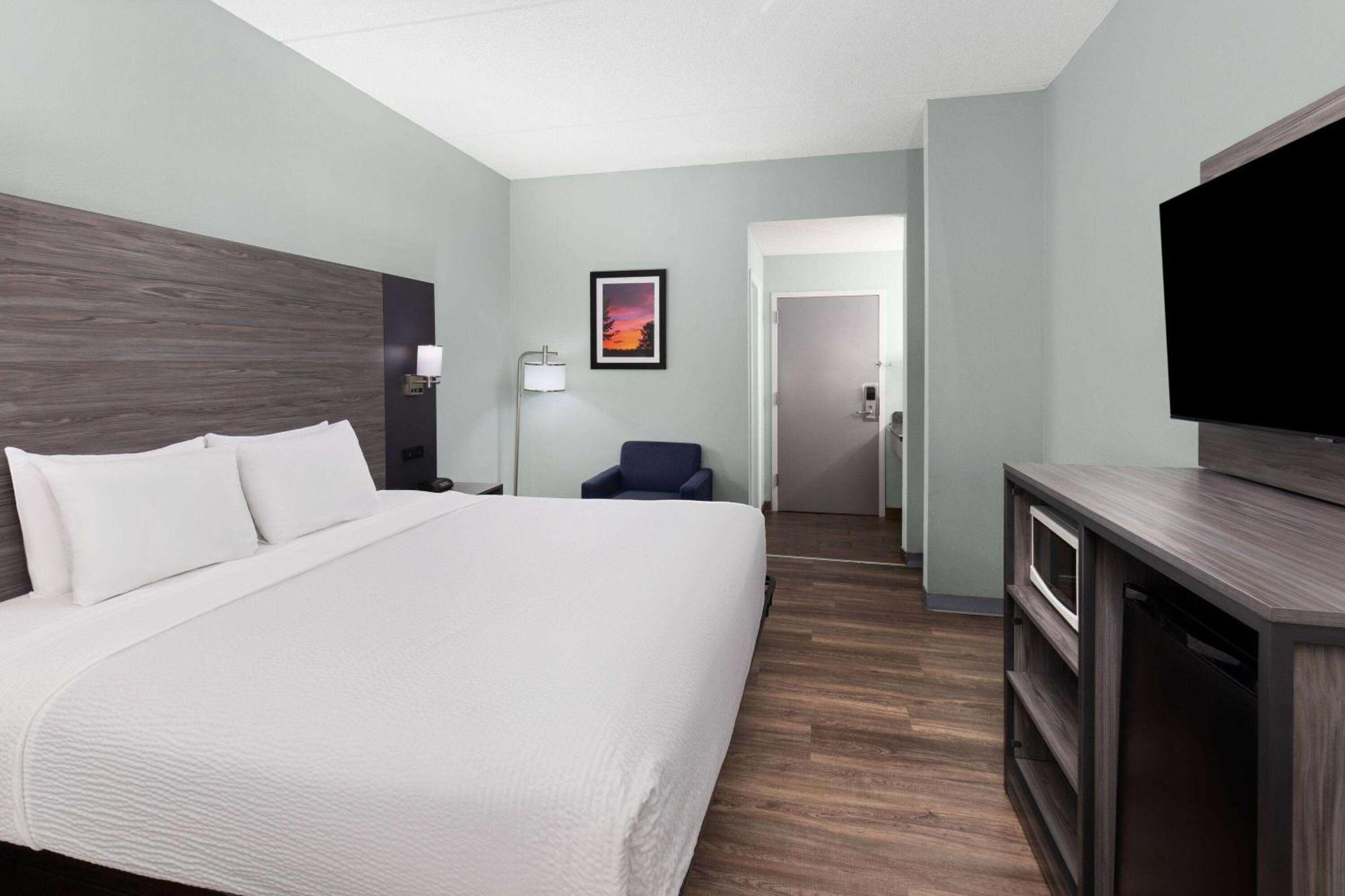 Hotel Baymont By Wyndham Creedmoor Extérieur photo
