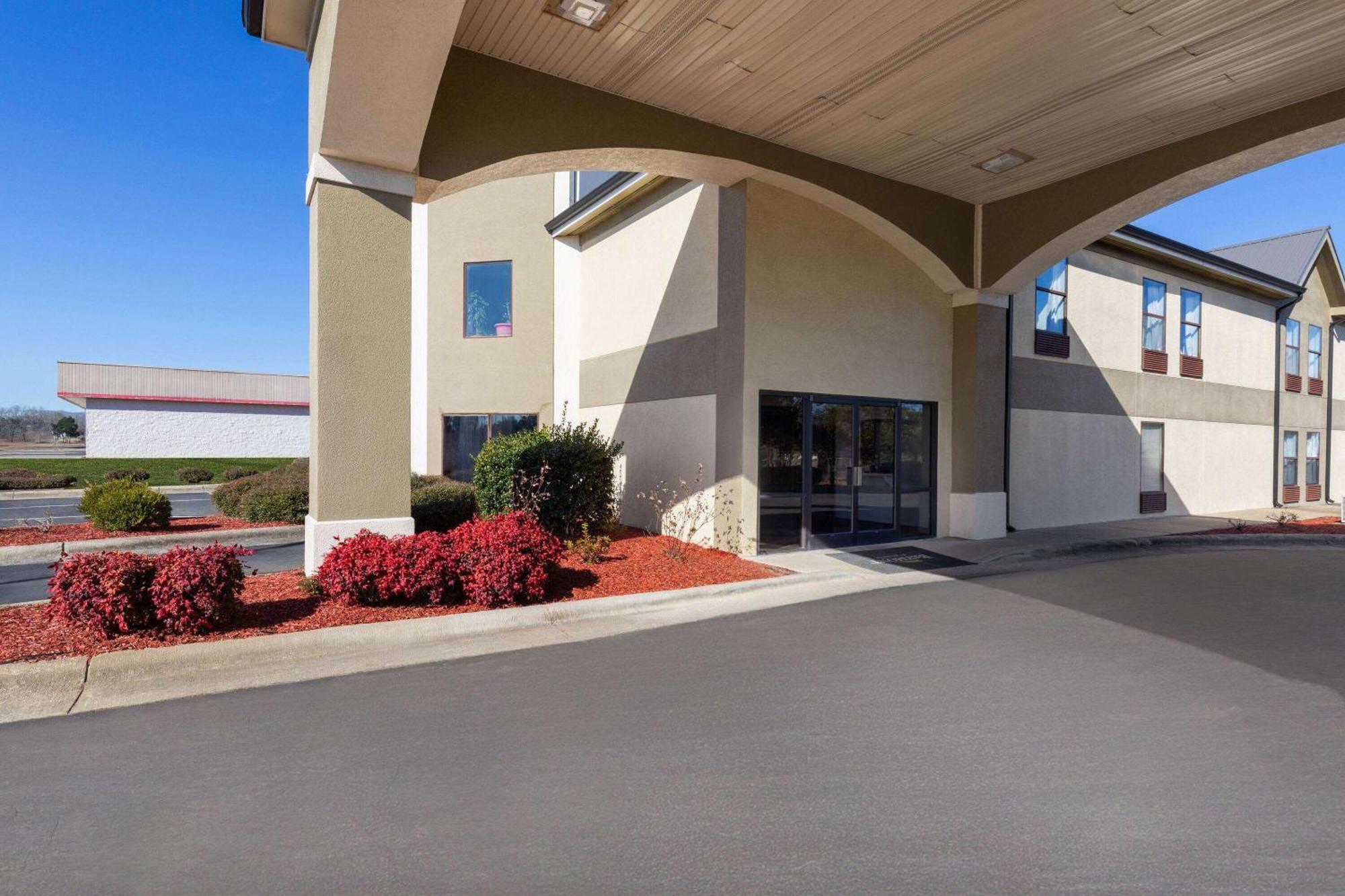 Hotel Baymont By Wyndham Creedmoor Extérieur photo