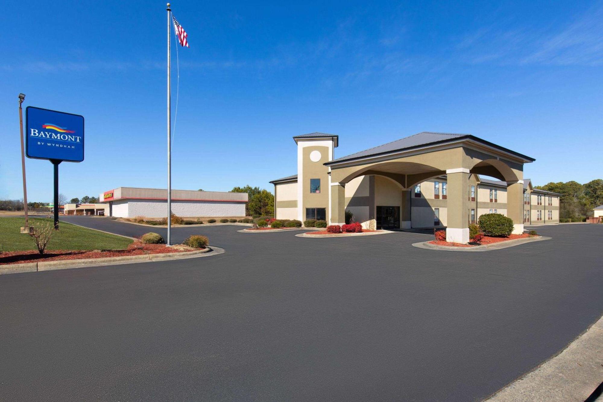 Hotel Baymont By Wyndham Creedmoor Extérieur photo
