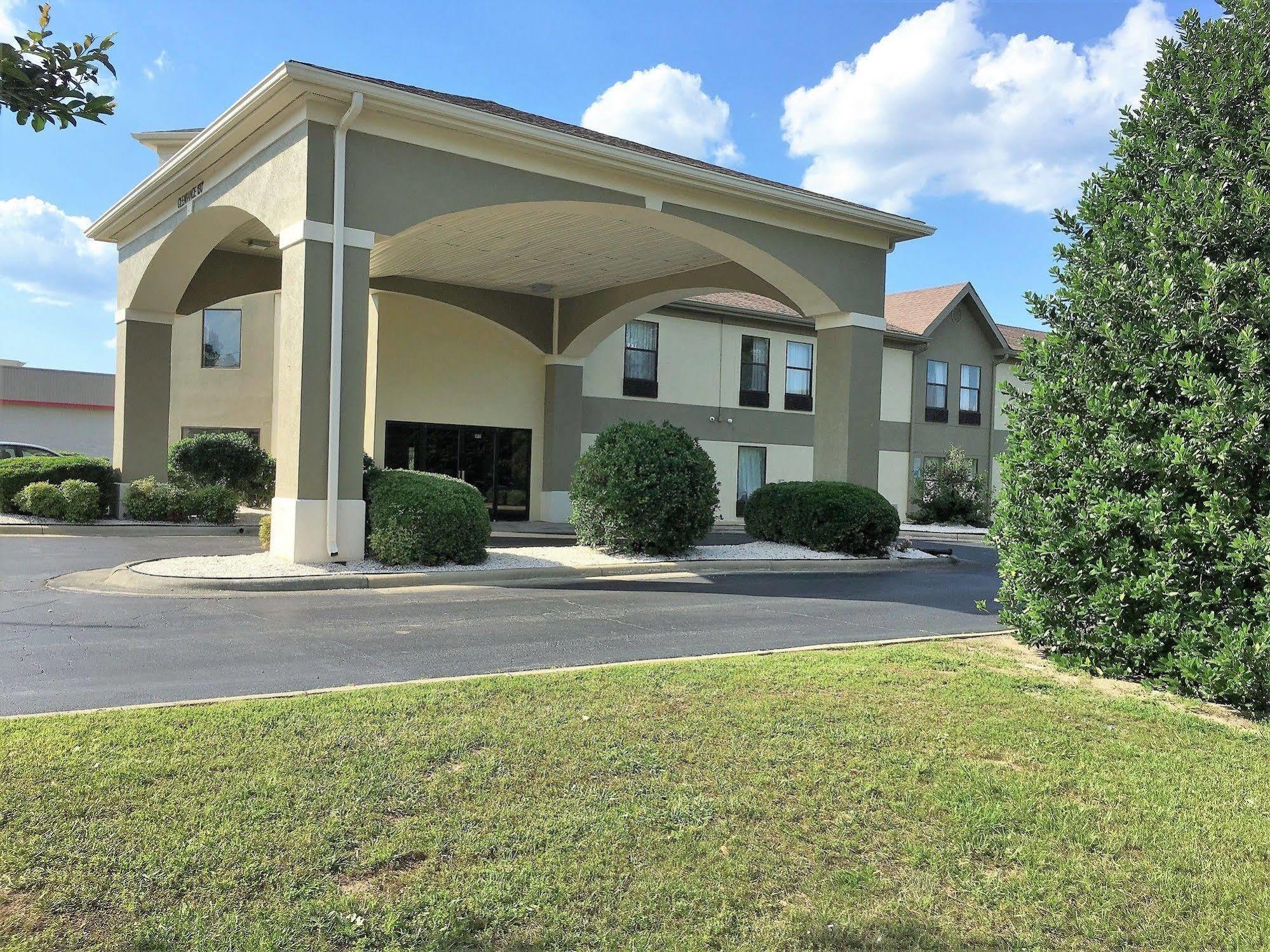 Hotel Baymont By Wyndham Creedmoor Extérieur photo