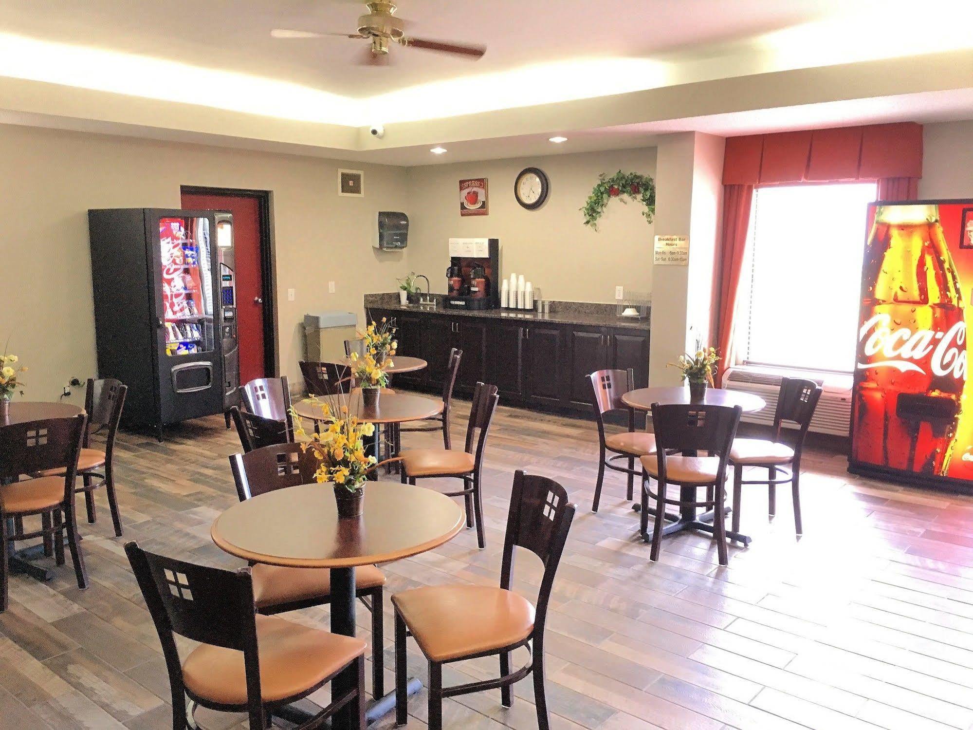 Hotel Baymont By Wyndham Creedmoor Extérieur photo